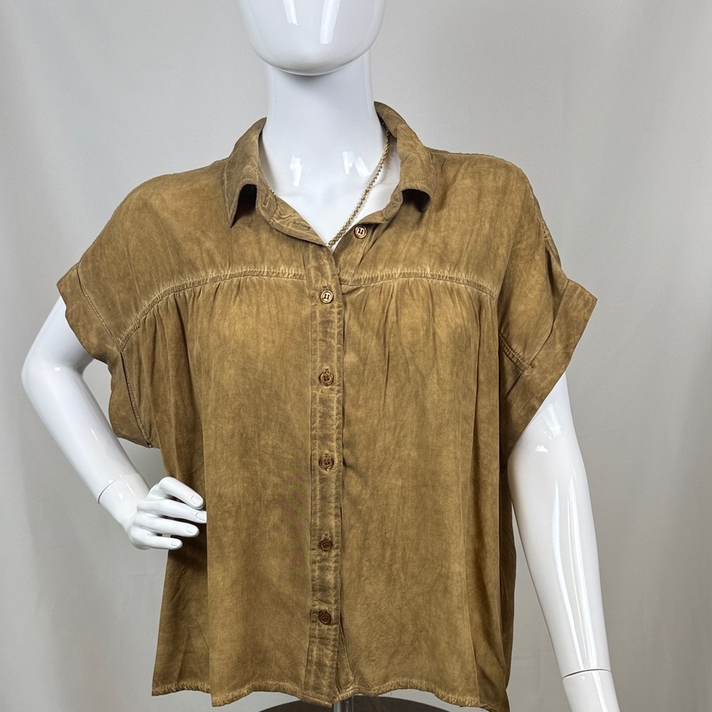 Velvet Heart Short Sleeve Button-Down Women's Top Size Medium NWT